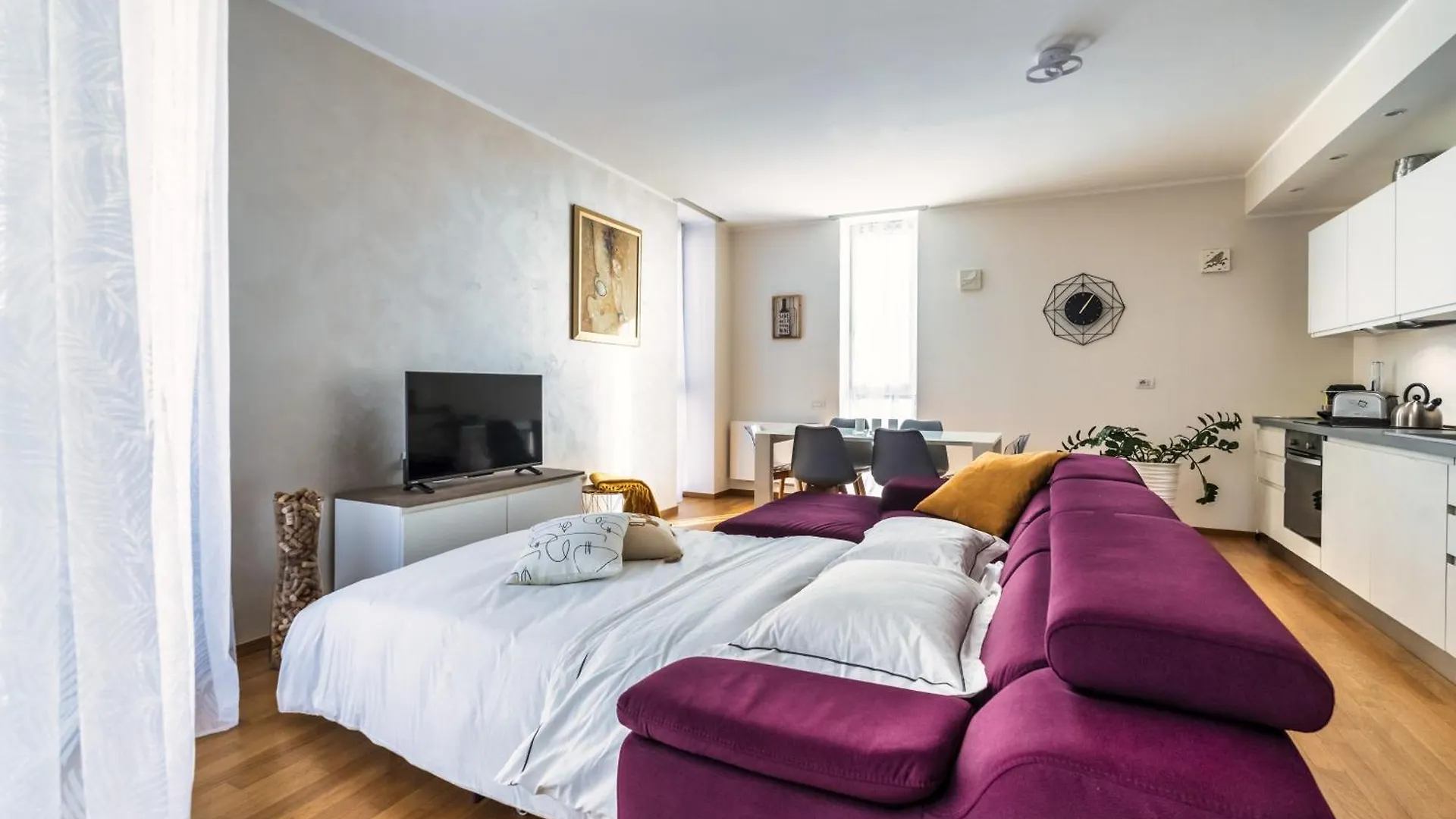 5 Min Walk From Subway Elegant & Modern Apartment Milan 0*,  Italy